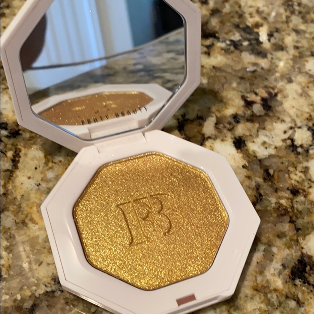 Fenty Trophy Wife highlighter